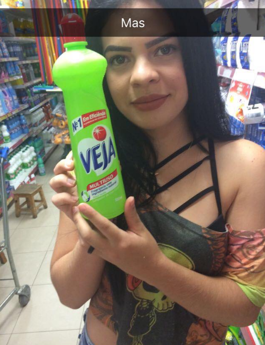 Esta menina decidiu ir ao supermercado à caça de produtos para criar um 