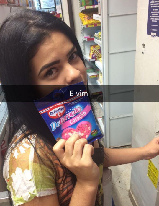 Esta menina decidiu ir ao supermercado à caça de produtos para criar um 