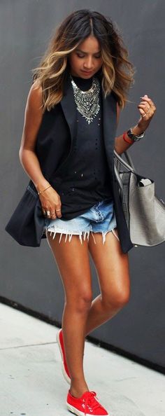 No corpitcho: shot com regata e colete preto