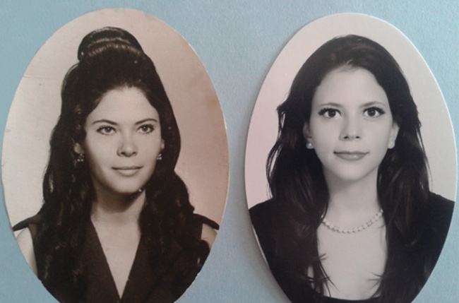 Mãe e filha com a mesma idade em álbum escolar