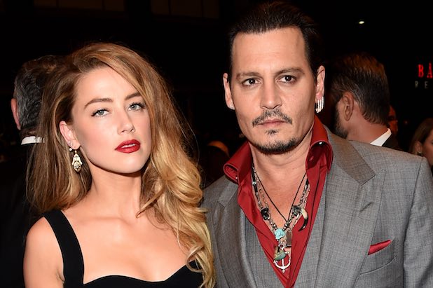 Amber Heard e Johnny Depp começaram 2016 felizes e casados e terminaram o ano envolvidos em uma confusão matrimonial. Eles anunciaram o divórcio e surgiram boatos de que o ator teria agredido a ex-mulher.