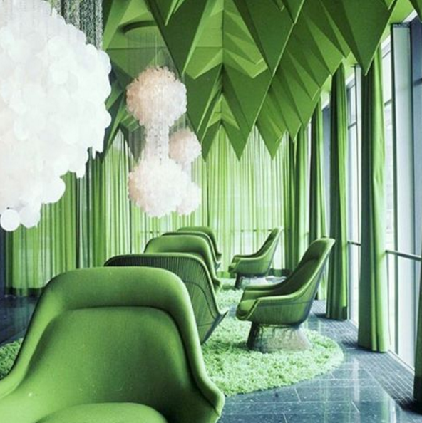 A Pantone divulgou que a cor Greenery será o tom do próximo ano. Veja como usá-la na decoração!