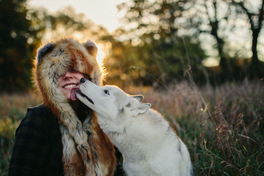 A fotógrafa Melanie sofre de depressão, ansiedade e ataques de pânico. Mas encontrou uma forma de lidar com a doença devido à força de seus dois cachorros, os huskies Atlas e Ellie.