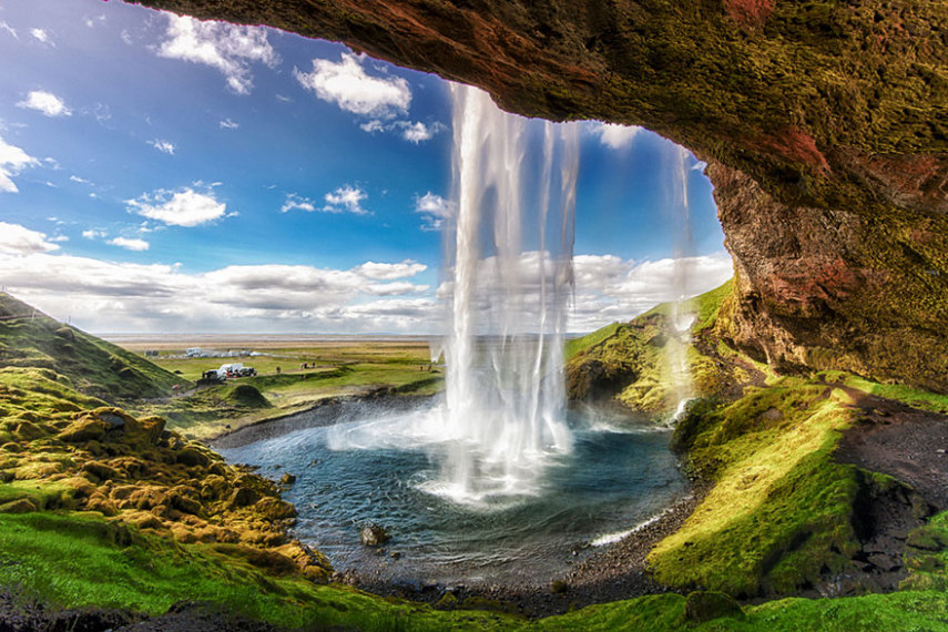 Beleza natural atrai turistas à Islândia