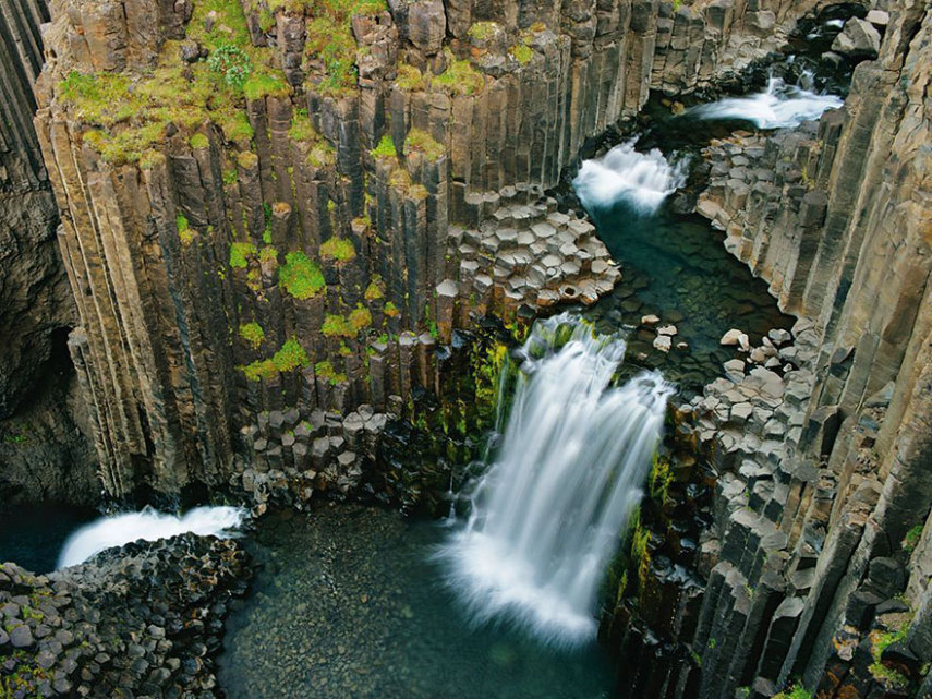 Beleza natural atrai turistas à Islândia