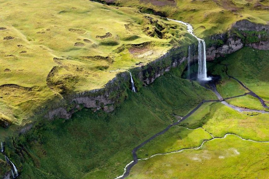 Beleza natural atrai turistas à Islândia