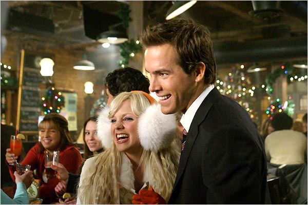 Uma das comédias românticas mais subestimadas de todos os tempos, Apenas Amigos, conta a história de um rapaz que volta à sua cidade natal no fim de ano e encontra a moça que foi o seu crush e o rejeitou quando era jovem. Uma história com o mais perfeito cenário natalino de fundo.