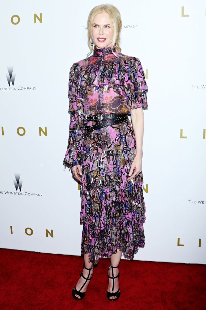 Nicole Kidman com vestido de gola alta em 2016