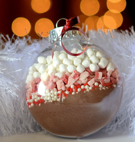 Balas e chocolate em pó enchem a bola de Natal