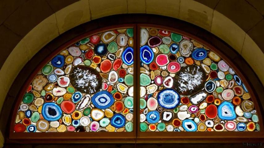 Na cidade de Zurique, Suíça, se encontra uma janela abstrata,  que ilumina as paredes sólidas da igreja com feixes de luz. Ela foi reconstruída a pouco tempo. 