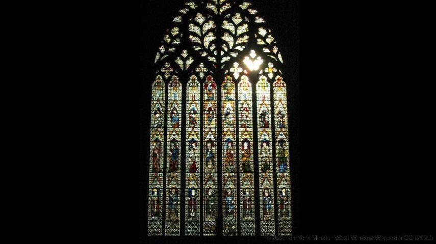 Uma das maiores catedrais da Europa fica no norte da Inglaterra. Esta obra-prima gótica incorpora uma gigantesca janela que é a maior de todas da era moderna. Desenhado por John Thornton (o primeiro artista na história britânica), ela apresenta uma representação intensa do apocalipse. 