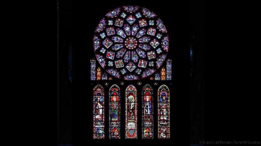 Com vidraças enormes, a catedral em Chartres, na França, tem uma densidade nas composições que ilumina todo seu interior com um brilho profundo e colorido.