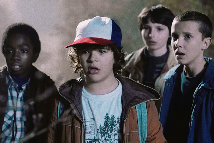 Um amor de 2016: Stranger Things, sua história envolvente e os fofos   atores da série.