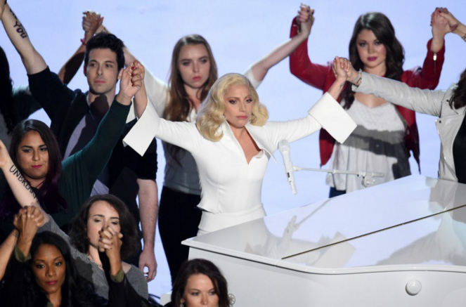 Lady Gaga emocionou o mundo no Palco do Oscar 2016, em março. Ela   cantou 'Til It Happens To You', canção indicada ao prêmio, e levou ao   palco um grupo de adultos que, assim como ela, sofreram abuso sexual. Além de falar sobre este delicado assunto, ela também conversou direto com os fãs sobre depressão e ansiedade.
