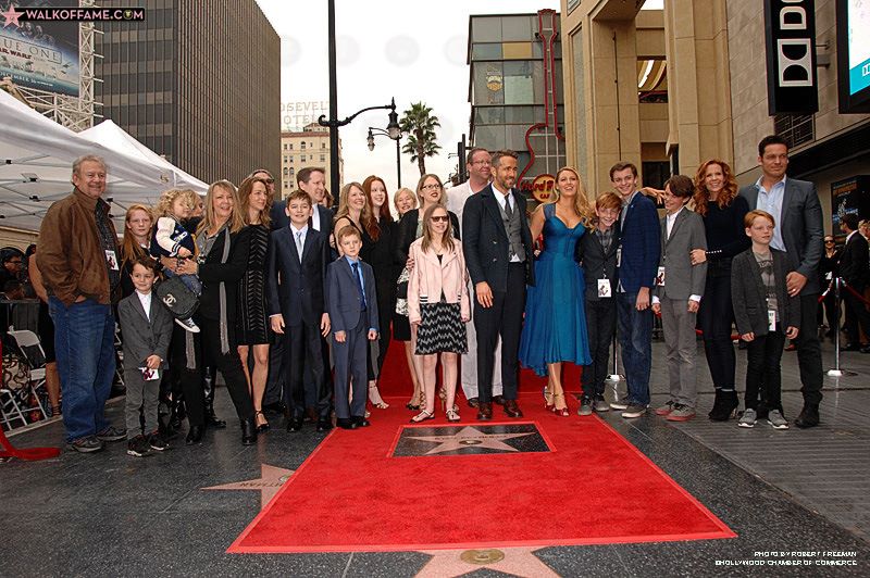 A fofa James, de dois anos, e a recém-nascida de três meses, que ainda não teve o nome divulgado, foram com os pais ao evento de lançamento da estrela do ator na Calçada da Fama, em Los Angeles.