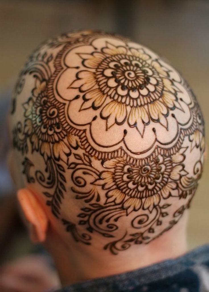 Estúdio oferece desenhos com henna gratuitamente para mulheres que enfrentaram a quimioterapia
