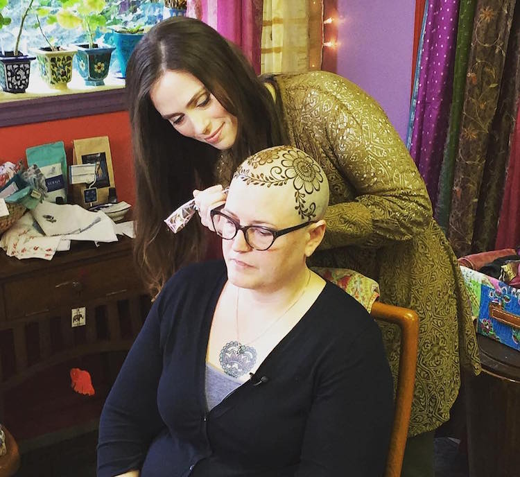 Estúdio oferece desenhos com henna gratuitamente para mulheres que enfrentaram a quimioterapia
