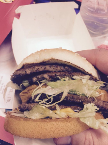 Americano visita o restaurante em 34 países e escolhe o Tailândia como o melhor McDonald's do mundo. Os motivos são a eficiência do delivery, o lanche exclusivo de carne de porco 'Samurai Pork Burger' e as sobremesas, que incluem torta doce de milho