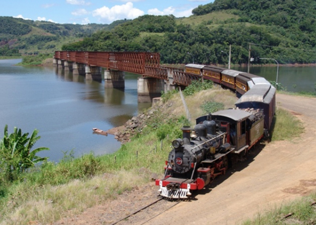 O passeio de 25km roda pela região de Piratuba e tem como ponto alto a passagem pela ponte do Rio Uruguai. A ponte tem 455m e foi importada da Bélgica. Durante todo o passeio, que dura quase cinco horas incluindo uma parada, os passageiros podem ouvir ao vivo a boa música da região e ainda com serviço de bordo.