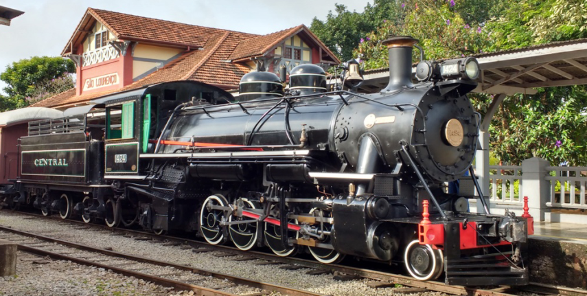 Chamada de Trem das Águas, esta Maria-Fumaça percorre 20 quilômetros no passeio que acontece aos sábados e domingos entre as cidades de São Lourenço e Soledade de Minas. A ferrovia tem 115 anos e, por ele, passou Dom Pedro II e sua comitiva. 