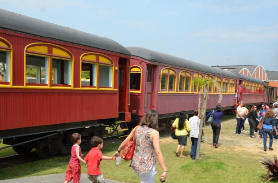 O passeio faz o trajeto entre as cidades de Tubarão, Laguna e Imbituba em uma locomotiva da metade do século 20. O passeio de 90 minutos tem apresentações culturais para promover o resgate da história regional.