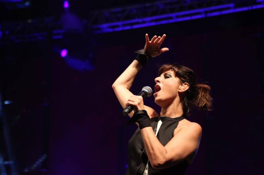 Fernanda Abreu domina o palco e coloca todos para dançar no Arena Banco Original