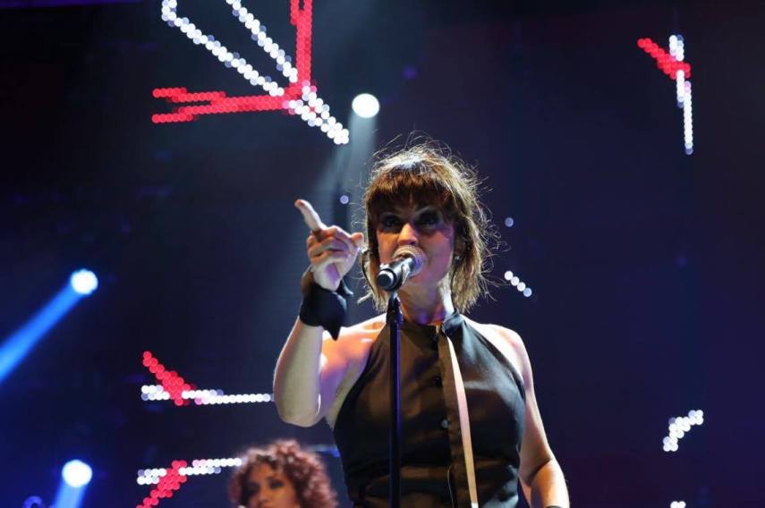 Fernanda Abreu domina o palco e coloca todos para dançar no Arena Banco Original