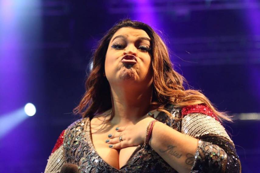 Preta Gil é puro carisma com seu bloco no palco do Arena Banco Original