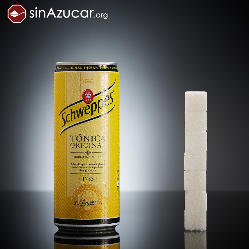 O fotógrafo do projeto SinAzucar posicionou cubos de açúcar ao lado de alimentos e bebidas, que correspondem às respectivas quantidades do ingrediente nas formulações. É surpreendente!