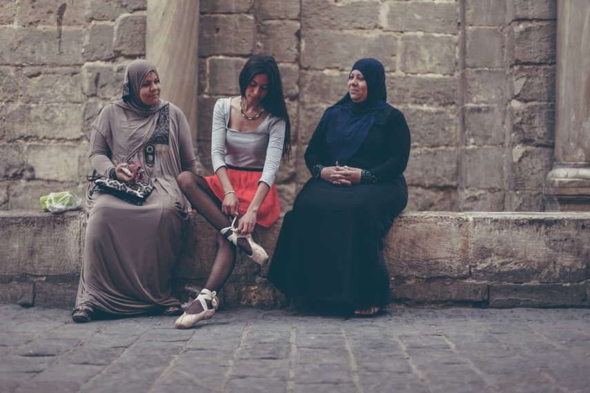 Em meio a um contexto de ameaça e opressão, essas mulheres escolhem danças livremente nas ruas do Cairo para projeto fotográfico emocionante