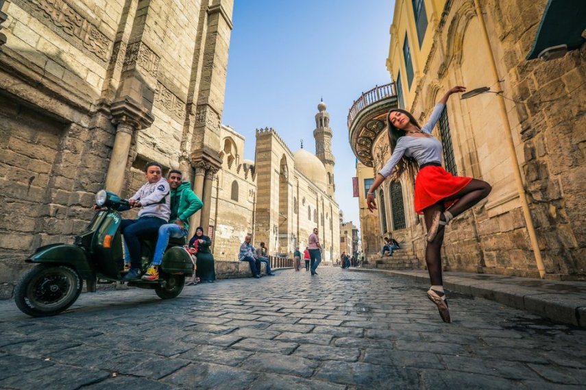 Em meio a um contexto de ameaça e opressão, essas mulheres escolhem danças livremente nas ruas do Cairo para projeto fotográfico emocionante