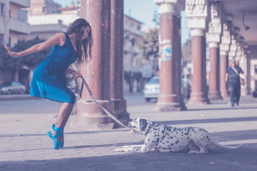 Em meio a um contexto de ameaça e opressão, essas mulheres escolhem danças livremente nas ruas do Cairo para projeto fotográfico emocionante