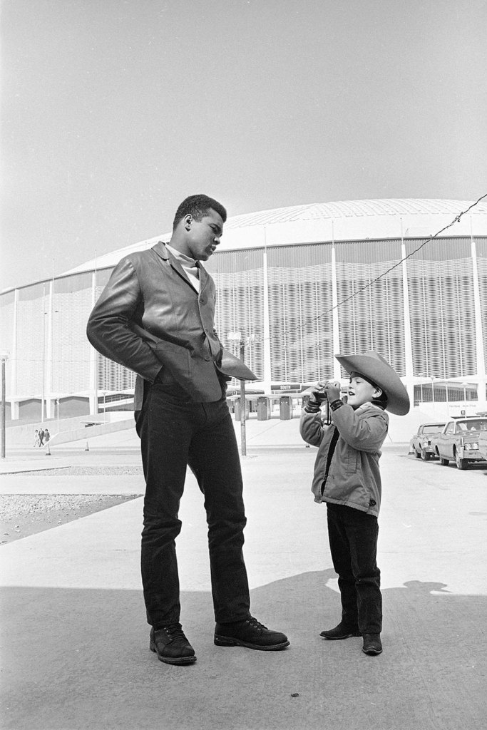 Muhammad Ali-Haj nasceu no dia 17 de janeiro de 1942 e foi um dos lutadores mais importantes da história do boxe. Ele morreu nos Estados Unidos, aos 74 anos, no dia 3 de junho de 2016, vítima de uma doença degenerativa