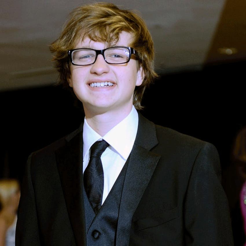O papel de Jake Harper, em Two and a Half Men, foi interpretado por Angus T. Jones desde que ele tinha 10 anos até os 20. Em suas duas últimas temporadas, ele estaria ganhando US$ 350 mil por episódio, tornando-o o adolescente mais bem pago na TV. Seu papel foi rebaixado para um personagem recorrente, mas ele não apareceu em um único episódio na temporada 11. Ele agora está freqüentando a faculdade, mas espera voltar a atuar em algum momento no futuro.