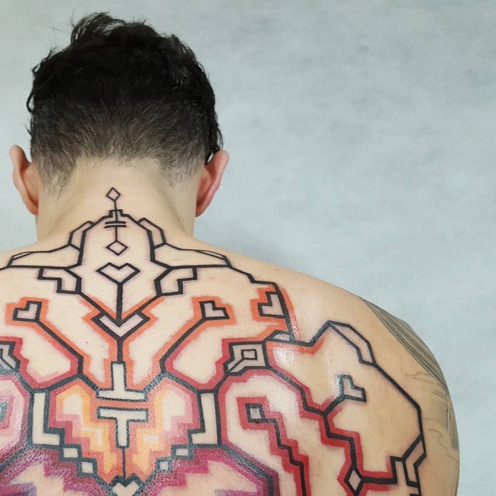  O tatuador brasileiro Brian Gomez tenta trazer o espírito da Amazônia para o seu trabalho, criando tattoos inspiradas nos tribais de povos indígenas da região