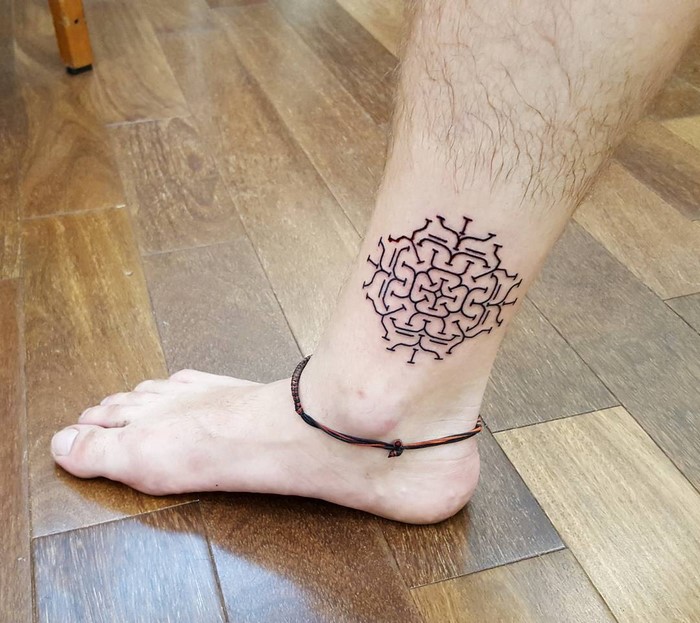  O tatuador brasileiro Brian Gomez tenta trazer o espírito da Amazônia para o seu trabalho, criando tattoos inspiradas nos tribais de povos indígenas da região