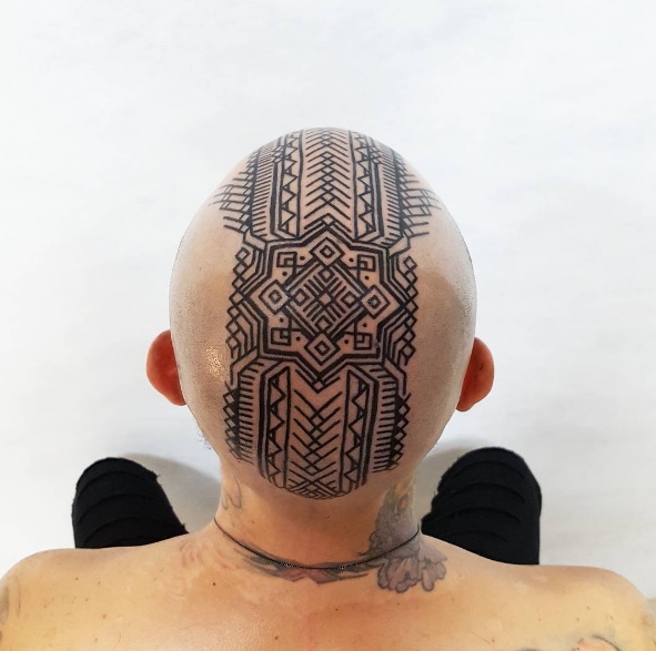  O tatuador brasileiro Brian Gomez tenta trazer o espírito da Amazônia para o seu trabalho, criando tattoos inspiradas nos tribais de povos indígenas da região