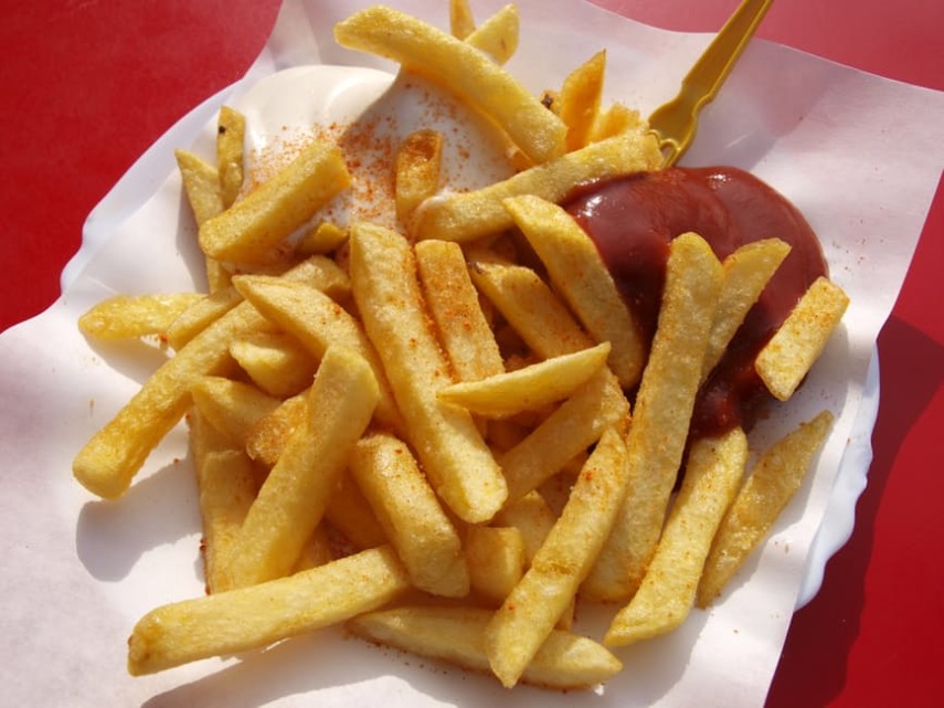 Aquelas batatas congeladas que você compra no supermercado tem entre seus ingredientes gordura bovina. Antes de serem congeladas, as batatas são pré-fritas, algumas vezes, em banha