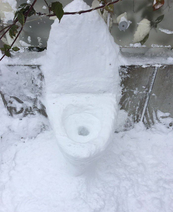 Com a neve que está acumulando nas ruas, a população faz divertidas esculturas 