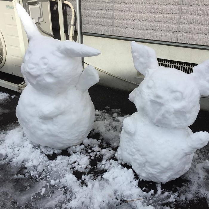 Com a neve que está acumulando nas ruas, a população faz divertidas esculturas 