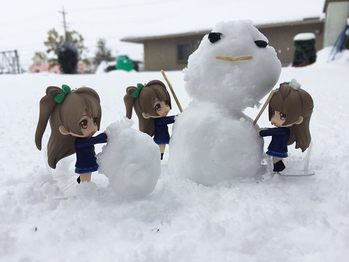 Com a neve que está acumulando nas ruas, a população faz divertidas esculturas 