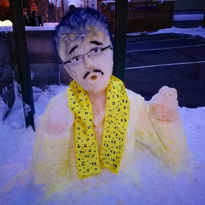 Com a neve que está acumulando nas ruas, a população faz divertidas esculturas 