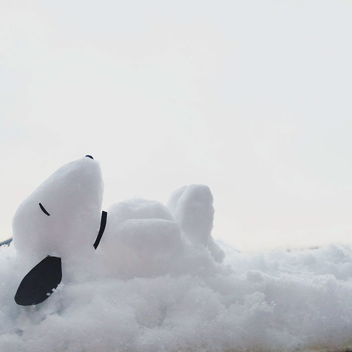 Com a neve que está acumulando nas ruas, a população faz divertidas esculturas 