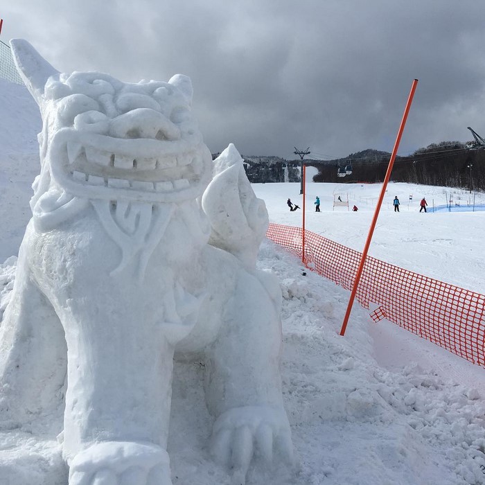 Com a neve que está acumulando nas ruas, a população faz divertidas esculturas 