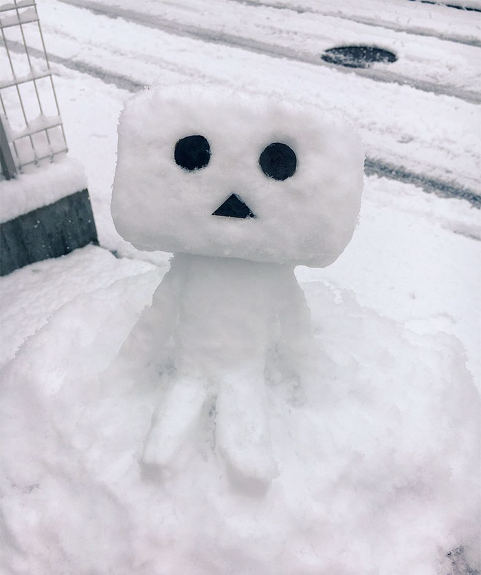 Com a neve que está acumulando nas ruas, a população faz divertidas esculturas 
