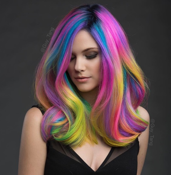 O hairstylist norte-americano Guy Tang é referência quando o assunto é colorir cabelos. Sua mais nova criação é o cabelo neon, que brilha no escuro