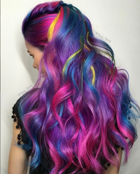 O hairstylist norte-americano Guy Tang é referência quando o assunto é colorir cabelos. Sua mais nova criação é o cabelo neon, que brilha no escuro