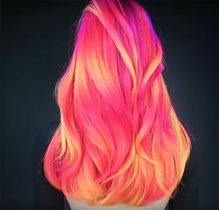 O hairstylist norte-americano Guy Tang é referência quando o assunto é colorir cabelos. Sua mais nova criação é o cabelo neon, que brilha no escuro