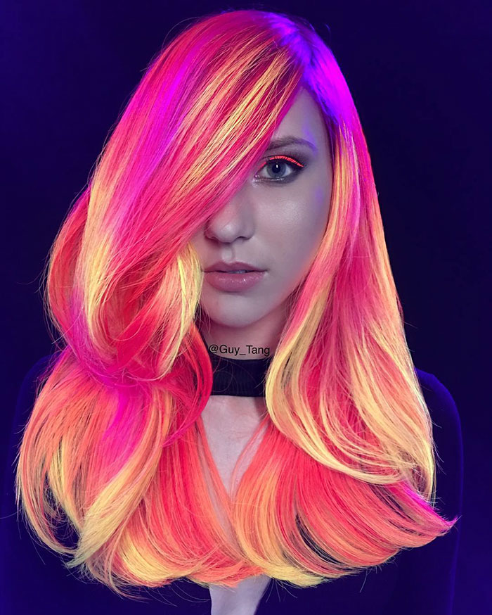 O hairstylist norte-americano Guy Tang é referência quando o assunto é colorir cabelos. Sua mais nova criação é o cabelo neon, que brilha no escuro