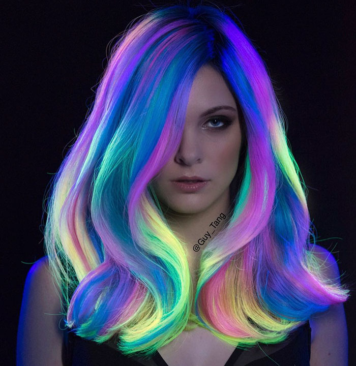 O hairstylist norte-americano Guy Tang é referência quando o assunto é colorir cabelos. Sua mais nova criação é o cabelo neon, que brilha no escuro